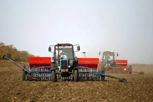 В Якутии пьяный тракторист раздавил лежащего на дороге человека