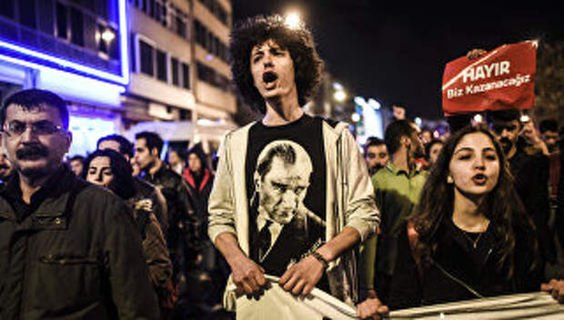 Антиправительственные демонстранты во время акции протеста после референдума. Турция. Архивное фото