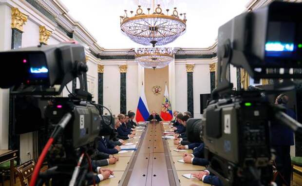 На фото: президент РФ Владимир Путин (в центре) во время встречи с главами регионов РФ, которые были избраны в ходе единого дня голосования, в Кремле