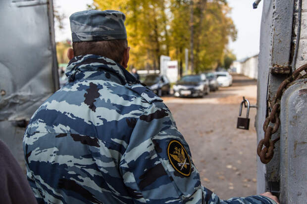 Baza: захватившие заложников в ростовском СИЗО требуют автомобиль и оружие