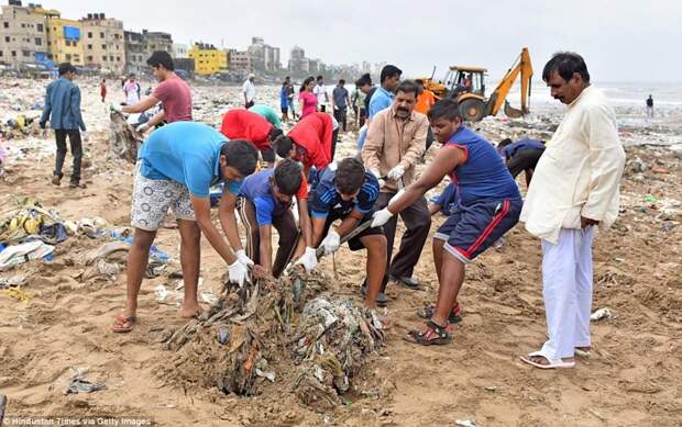 Все работали в перчатках, некоторые орудовали лопатами, или просто откапывали мусор из песка руками волонтерство, загрязнение, индия, пляж