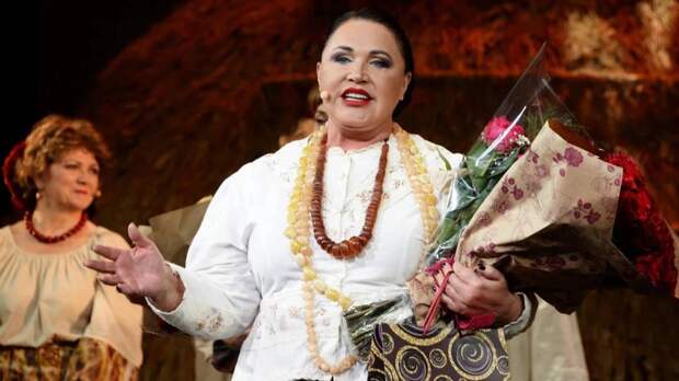 «Да он уже старше меня выглядит»: 75-летняя Надежда Бабкина с юмором объяснила, почему считает Евгения Гора «старичком»