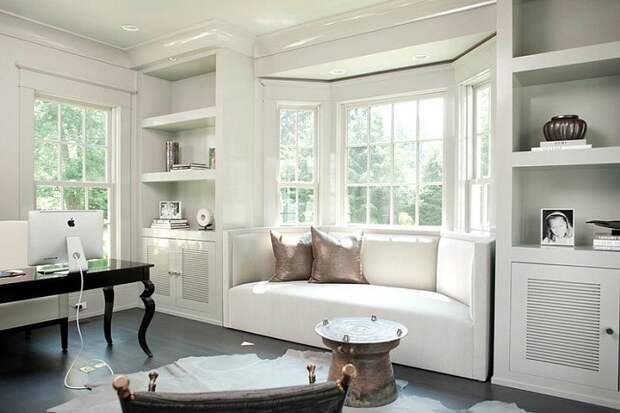 Диван возле окна предназначен для релакса. / Фото: Interiorsroom.ru