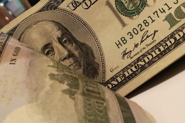 Банкиры ожидают рост доллара до ₽105