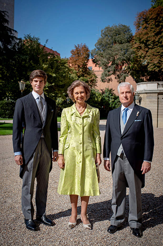 Брат жениха Фернандо Фитц-Джеймс Стюарт и Солис (слева), его отец, герцог Альба Фернандо Фитц-Джеймс Стюарт (справа) и королева Испании София (в центре) 