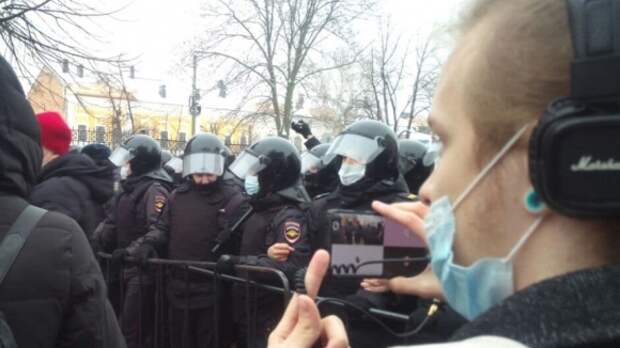 Протестующие пытались сорвать с сотрудницы полиции бронежилет в Москве Протестующие пытались сорвать с сотрудницы полиции бронежилет в Москве