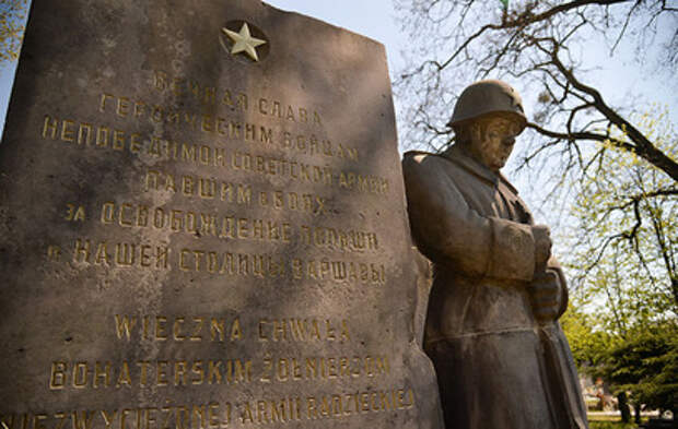 В Варшаве осквернено мемориальное кладбище советских воинов