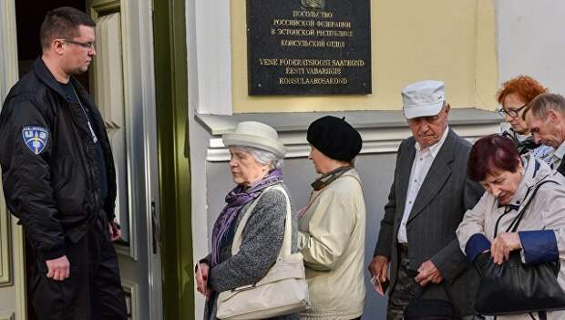 Избиратели у входа в консульский отдел посольства России в Таллине. Архивное фото Избиратели у входа в консульский отдел посольства России в Таллине. Архивное фото