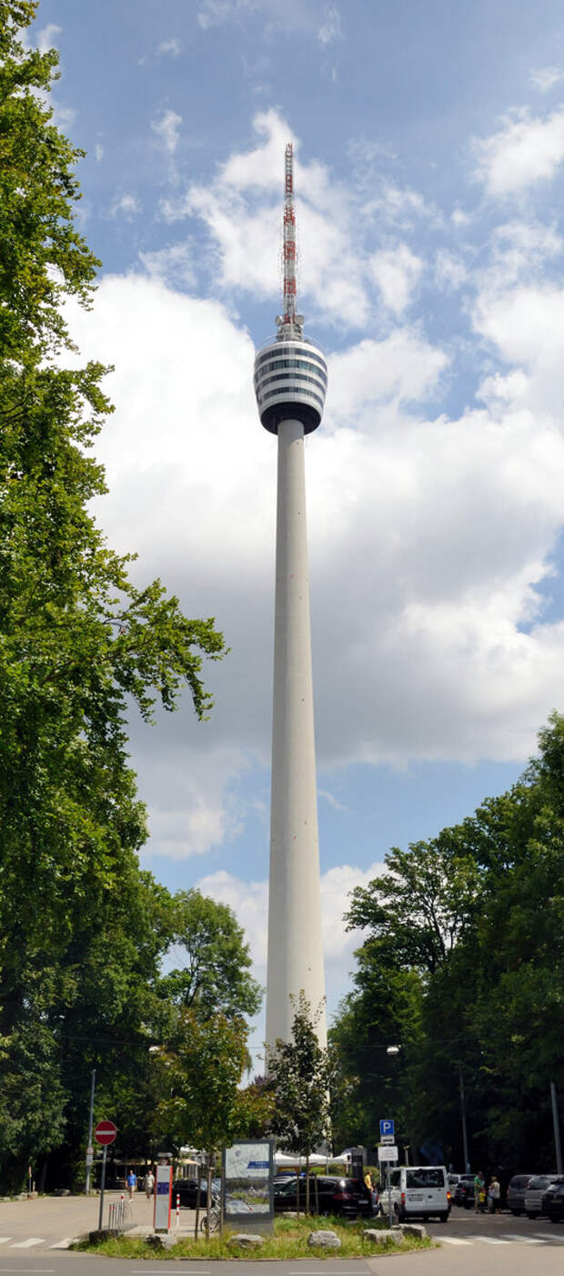 Телебашня в немецком Штутгарте, построенная в 1956 году. Её высота почти 217 метров.