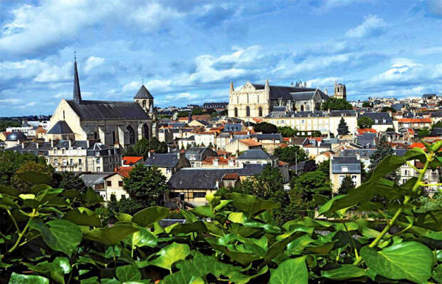 Современная фотография города Пуатье во Франции