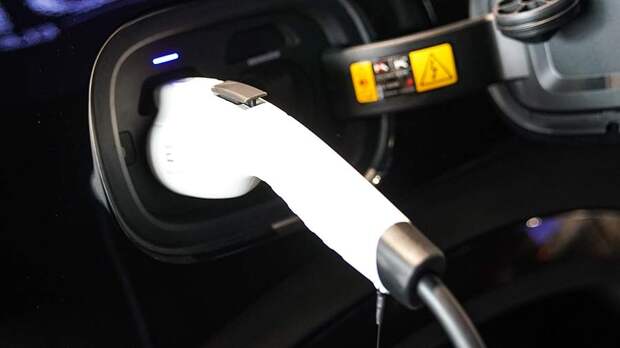 В МЧС предупредили о риске возгорания электромобилей в жару