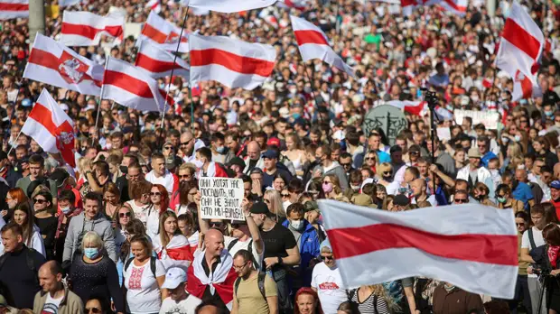 У Комаровского рынка в Минске начался марш оппозиции