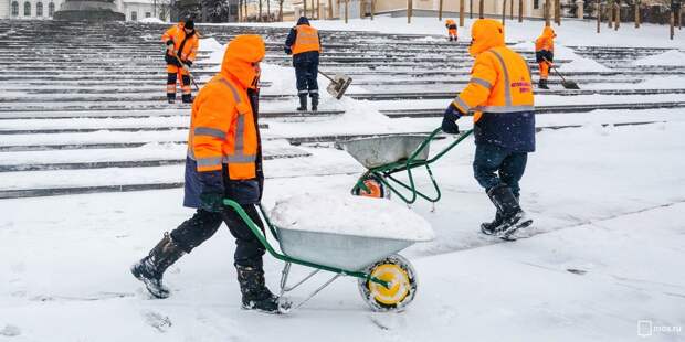 В районе школы на Полярной очистили тропинки от снега