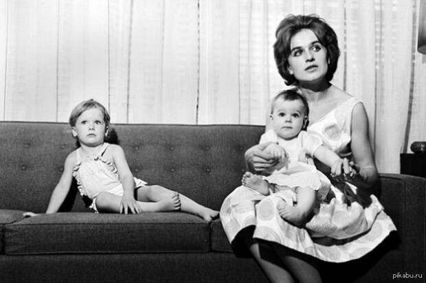 Постановочное фото Марины с детьми для журнальной статьи через полгода после убийства Кеннеди