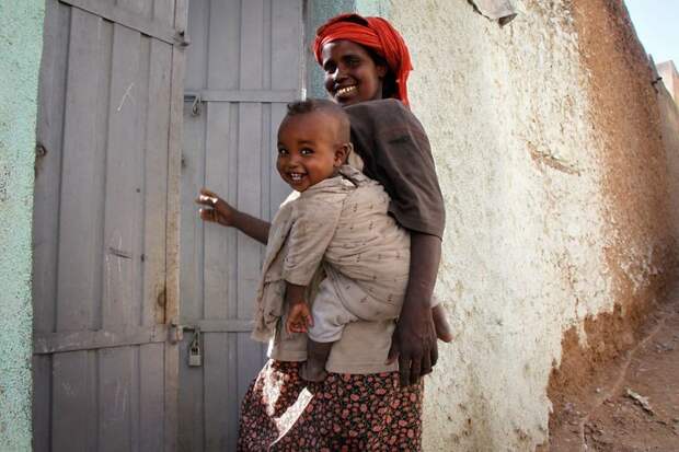 Харар, Эфиопия, 2011 мамы, материнская любовь, мать и дитя, путешествия, трогательно, фото, фотомир, фотоочерки