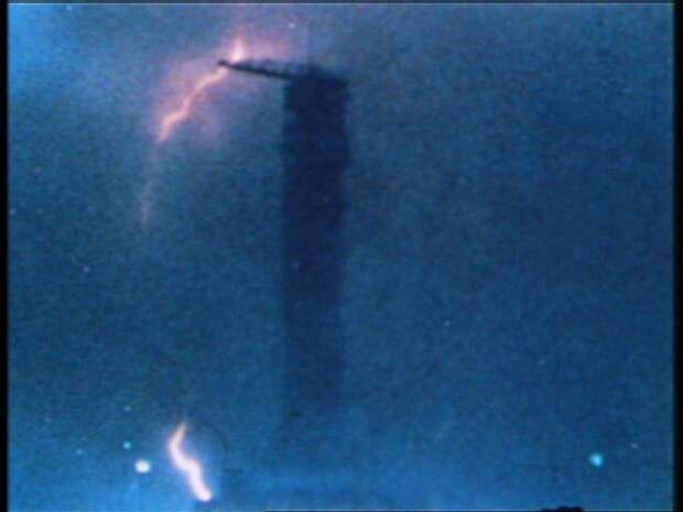 Попадание молнии 14 ноября 1969 года через взлетающую ракету «Сатурн-5» с кораблем «Аполлон-12» в стартовую башню обслуживания на площадке 39А в Космическом центре имени Кеннеди. Фото: NASA