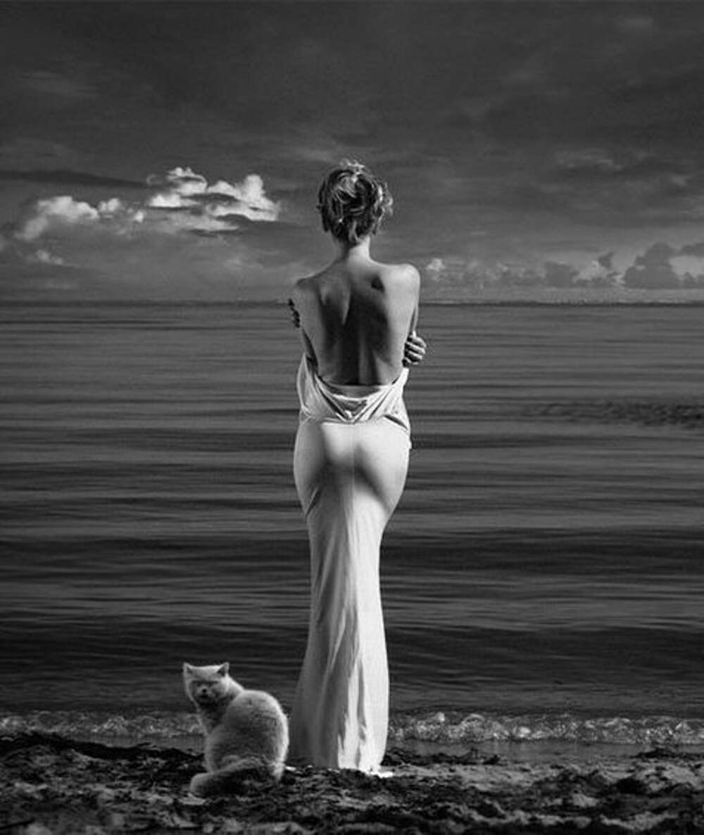 Пускай совсем. Открытка на прощание. Красивые черно белые фото. Девушка и кошка на берегу моря. Прощальные открытки для женщины.