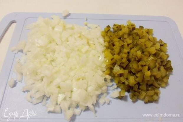 Продукты для приготовления лукового салата найдутся в любом доме. Белый лук очистить и очень мелко нарезать. Маринованные огурцы нарезать так же мелкими кубиками.