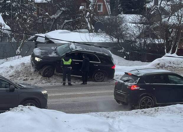 На Одоевском шоссе Mercedes заехал в сугроб, на месте работают сотрудники ГАИ