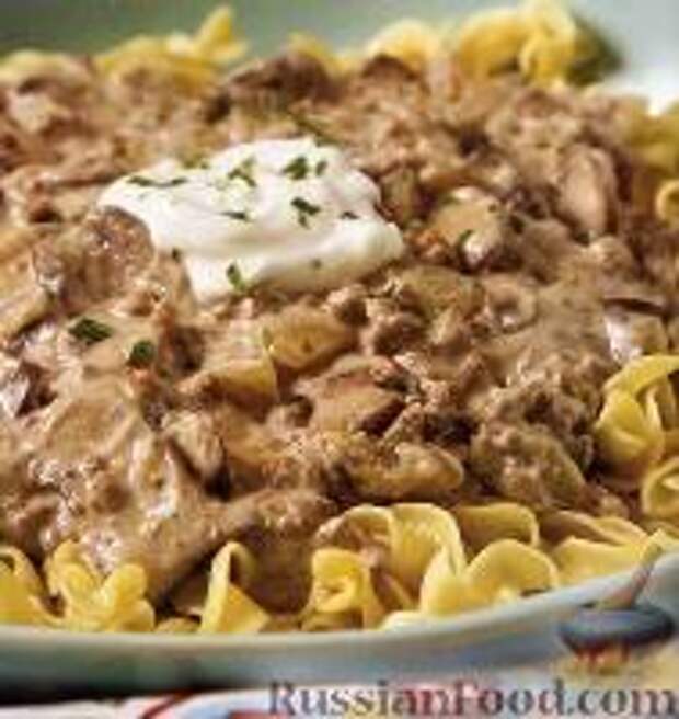 Фото к рецепту: Лапша с грибами и мясом по-строгановски