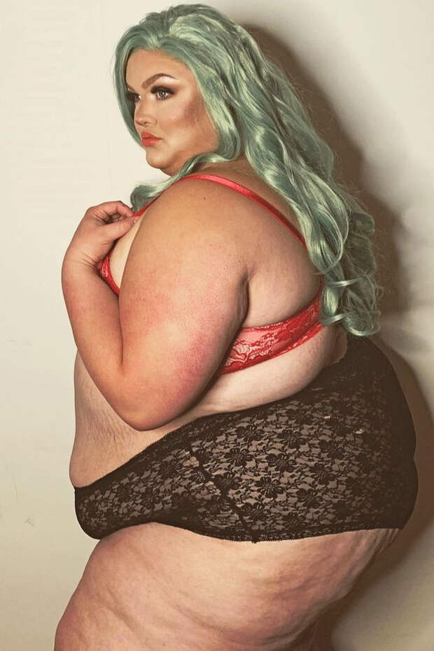 Смелая девушка весом 235 кг ответила троллям, выложив фото в нижнем белье