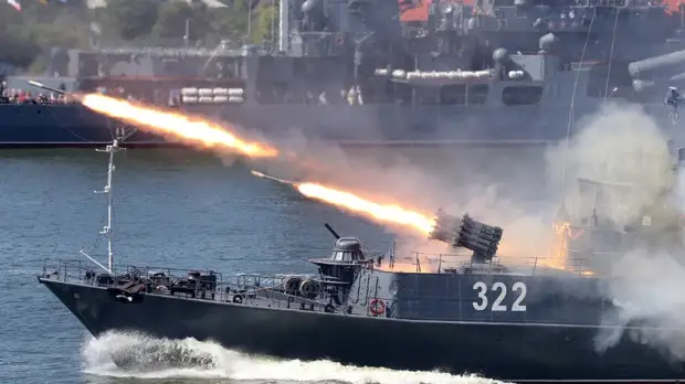 Российские корабли провели учебные стрельбы глубинными бомбами в Средиземном море