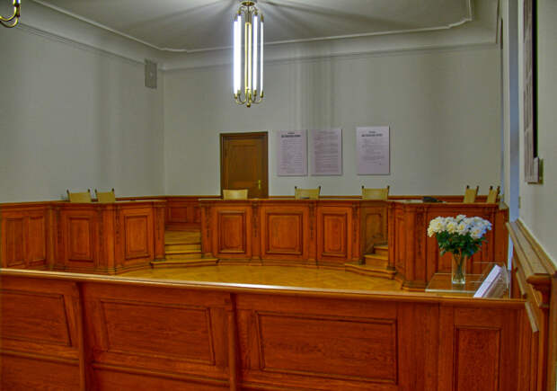 Мемориал Белой розы в зале 253 Мюнхенского суда, где проходил первый судебный процесс. \ Фото: bing.com.