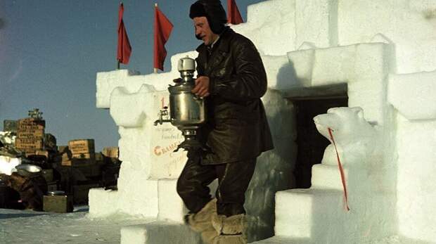 Повар дрейфующей станции Северный полюс - 3 И.М. Шариков хлопочет по хозяйству, 1954 год.  история, ретро, фото