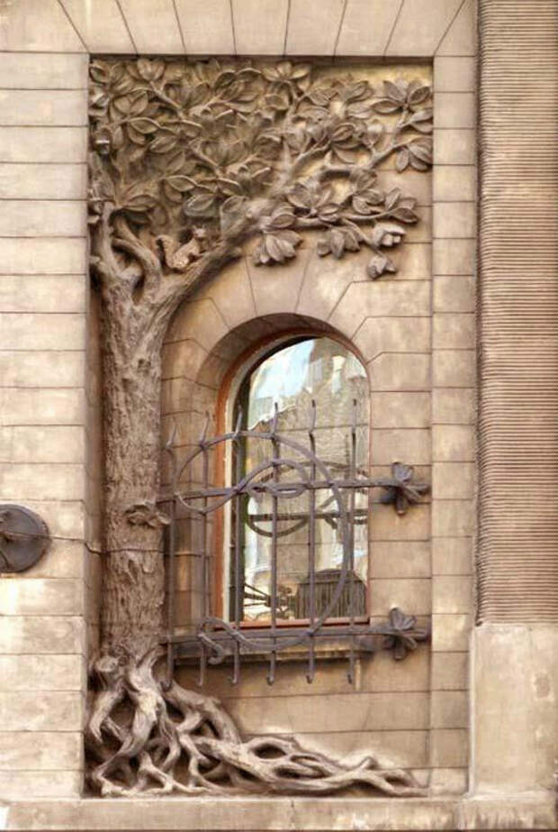 Окно виллы Киндерманна, украшенное каменной резьбой. Лодзь, Польша.