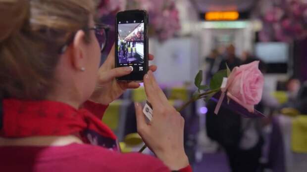Вагон поезда в Лондоне украсили 3000 цветов в честь Chelsea Flower Show: реакция пассажиров