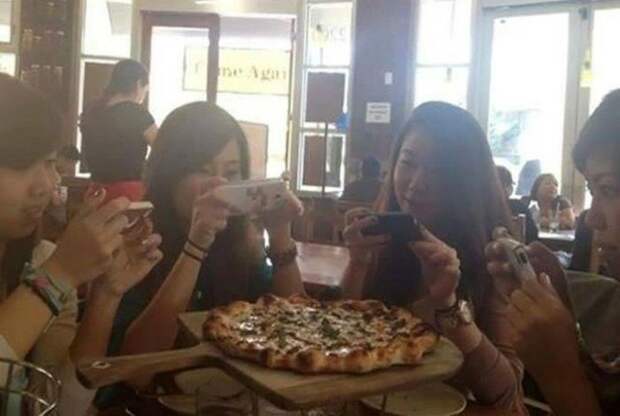 Этикет XXI века: никто не начинает есть, пока еда не будет сфотографирована и выложена в Instagram гаджеты, зависимость, прикол, юмор
