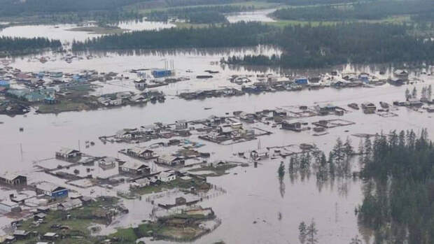 Дома около 600 жителей Якутии подтопило паводком на реке Дулгалах