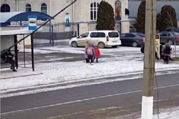 В Крымске неизвестная едва не похитила школьницу: уговаривала сходить с ней в магазин