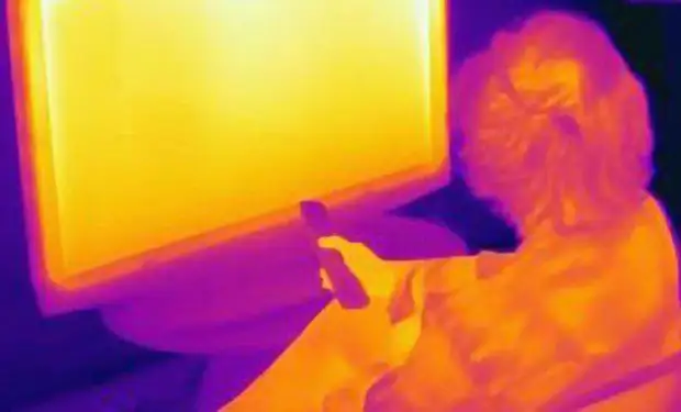 человек бежит с часами. часы 2 часа. 2 часа идти. 2 часа идти. шёл второй час совещания мы держались как могли.