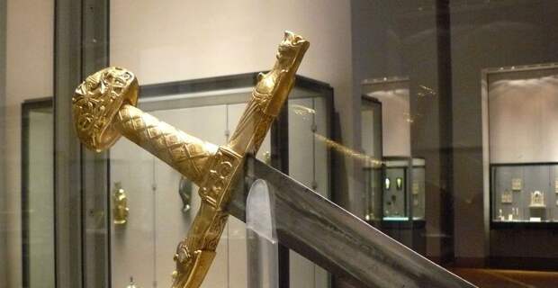 10 самых знаменитых мечей, о которых слагали легенды