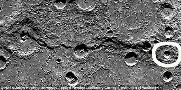 Обсуждения ученых насчет Меркурия долгое время были сконцентрированы на "черном прямоугольнике", обнаруженном на снимке NASA 2012 года. загадки, исследования, космос, меркурий, мир, планета, планеты, ученые