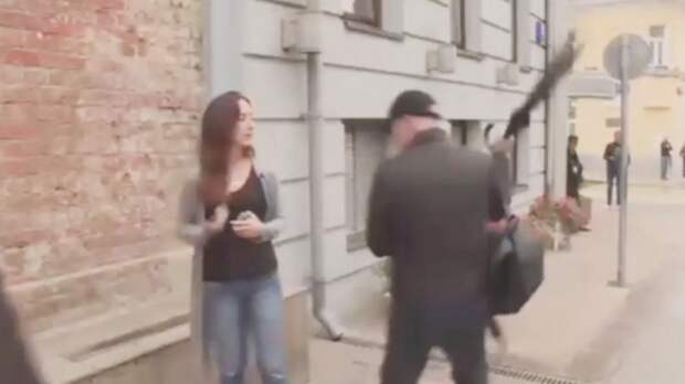 На критиковавшую митинги канадскую журналистку напали в Москве с антироссийскими лозунгами На критиковавшую митинги канадскую журналистку напали в Москве с антироссийскими лозунгами