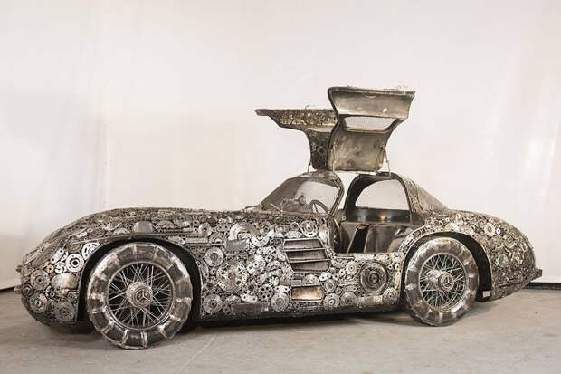 скульптуры автомобилей, построенные из металлолома