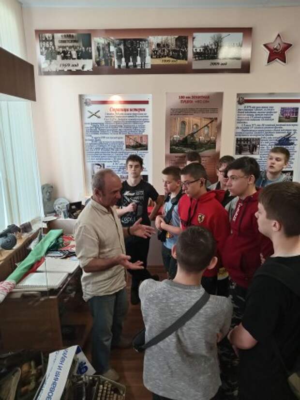 Воспитанники лагеря труда и отдыха ´XXI век´ в 147-ом зенитно-ракетном полку.