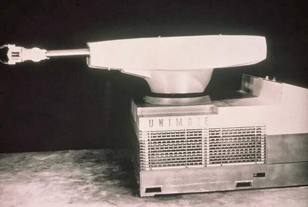 General Motors используют первого в мире промышленного робота, 1961 год. Благодаря талантливому инженеру-самоучке Джорджу Деволу, робот «Юнимейт» был введён в эксплуатацию на литейном участке завода General Motors в городке Юинг. Робот захватывал отливки дверных ручек, опускал в бассейн с охлаждающей жидкостью и устанавливал их на конвейер.