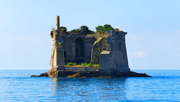 Уникальная башня Scola в Италии, построенная в 17 веке посреди моря 
