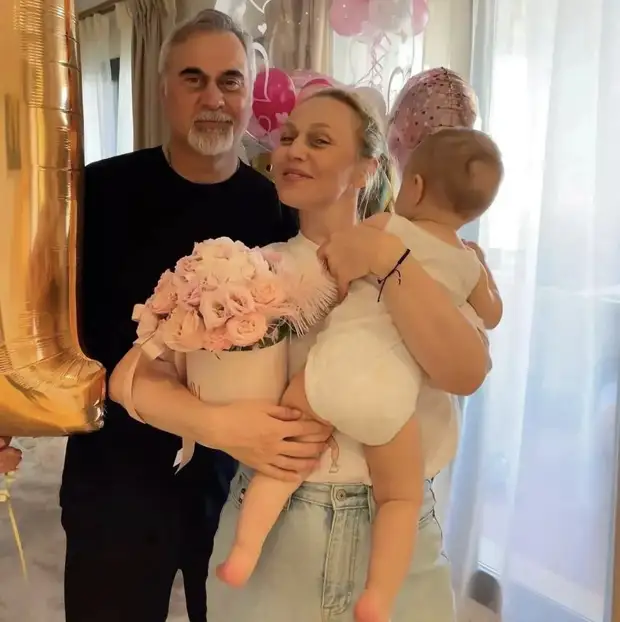 Джанабаева и Меладзе впервые показали личико дочки