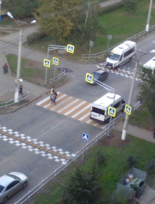 Самый безопасный пешеходный переход в мире. И почему они просто не установили обычный светофор? авария, автомобили, автошкола, знак, парковка, пдд, прикол, юмор