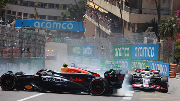 Три болида столкнулись во время Гран-при Монако "Формулы-1"