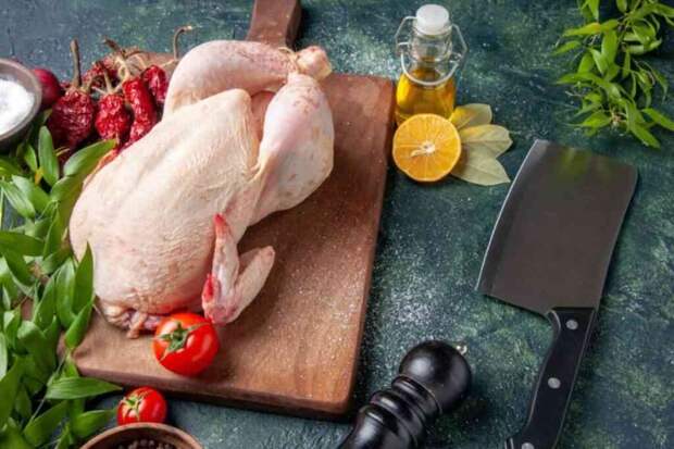 Салат с курицей, черносливом и орехами: сытно, нарядно и просто