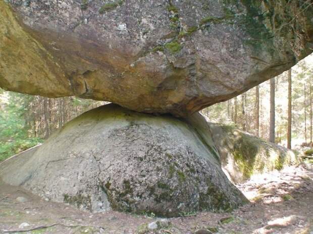 Kummakivi - огромный обломок скалы, лежащий на округлом валуне (6 фото) Kummakivi - огромный обломок скалы, лежащий на округлом валуне (6 фото)