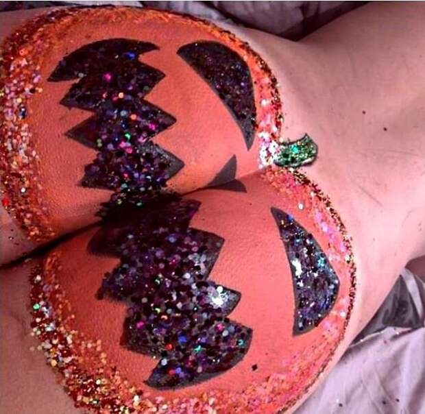 На Хэллоуин девушки показали разукрашенные блестящие задницы