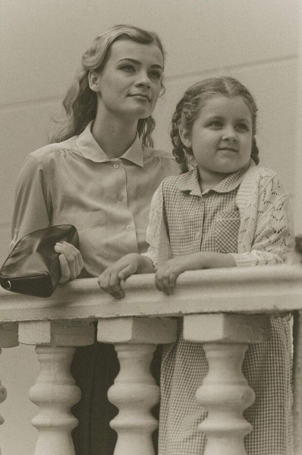 Молодые белоруски вышли на улицы в образе красоток 1940-х годов девушка, образ