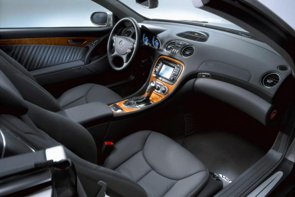 Одновременно со стандартной моделью появляется лютый SL 55 AMG с 5,4-литровым V8 с механическим компрессором, развивающим 483 л.с. Он буквально «съедает» суперкары на трассе, заставляя их уступать дорогу самой левой полосе. Разгон от 0 до 100 км / ч занимает 4,7 секунды, с громом из двигателя.