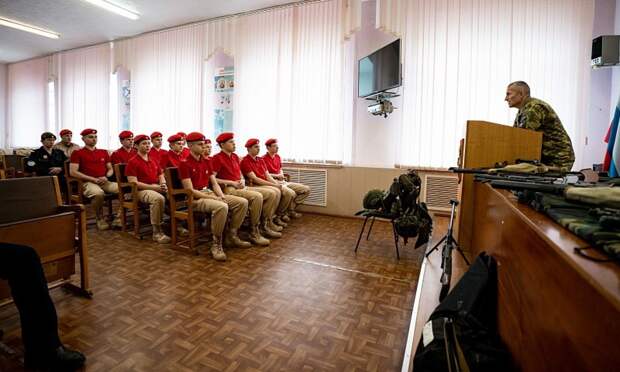 Офицеры спецназа «Сивуч» провели урок мужества для юнармейцев Архангельска